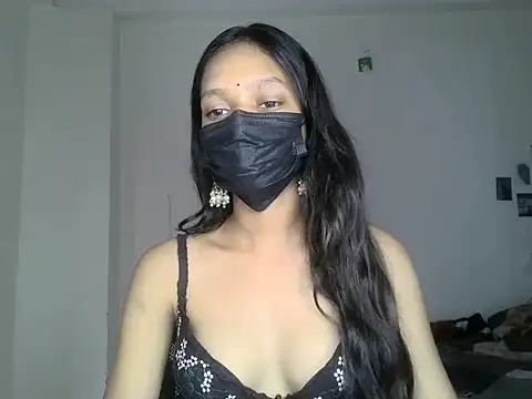 LILY HOTYY online show from August 5, 2026, 7:13 am