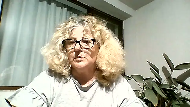 Snapshot of NoraMelow chatting on August 2, 2026, 9:01 pm NoraMelow online show from August 2, 2026, 9:01 pm
