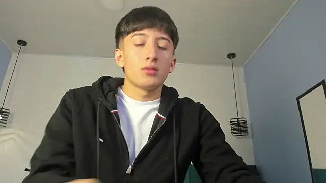 Snapshot of alejo_leon chatting on June 19, 2026, 1:17 pm alejo leon online show from June 19, 2026, 1:17 pm