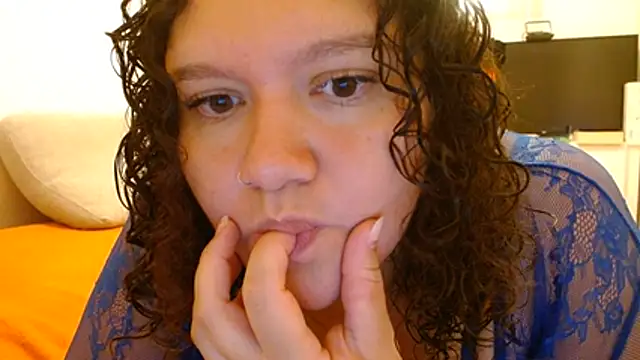 HeidiSanabria online show from July 14, 2026, 12:10 am
