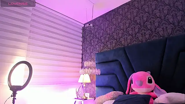 SteisyRoss online show from August 4, 2026, 12:04 am