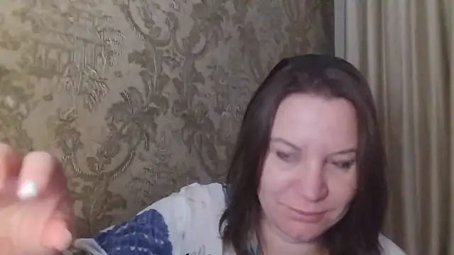 Lauralison online show from July 7, 2026, 8:23 pm