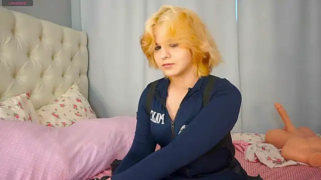 KristaLeenz online show from June 23, 2026, 11:58 pm