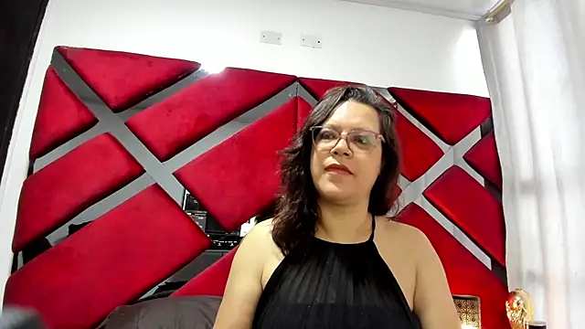 Snapshot of ELLE_HADID chatting on July 8, 2026, 11:55 am ELLE HADID online show from July 8, 2026, 11:55 am