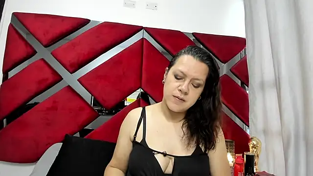 Snapshot of ELLE_HADID chatting on July 18, 2026, 12:25 pm ELLE HADID online show from July 18, 2026, 12:25 pm