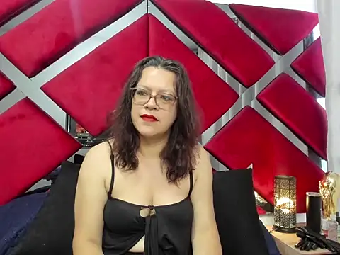 Snapshot of ELLE_HADID chatting on July 2, 2026, 12:00 pm ELLE HADID online show from July 2, 2026, 12:00 pm