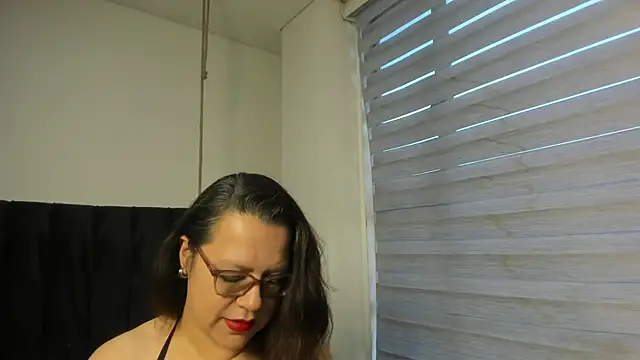 Snapshot of ELLE_HADID chatting on July 28, 2026, 12:45 pm ELLE HADID online show from July 28, 2026, 12:45 pm