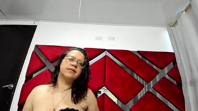 Snapshot of ELLE_HADID chatting on July 10, 2026, 11:54 am ELLE HADID online show from July 10, 2026, 11:54 am