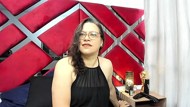 Snapshot of ELLE_HADID chatting on July 4, 2026, 12:11 pm ELLE HADID online show from July 4, 2026, 12:11 pm
