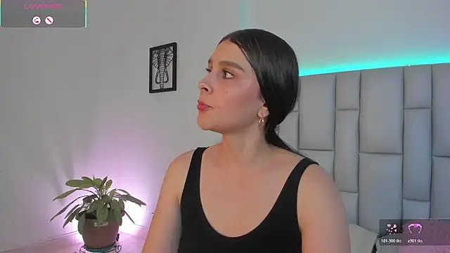 Geyn gomezz online show from July 17, 2026, 1:36 am