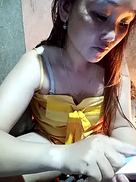 Snapshot of Emma-18h chatting on August 2, 2026, 1:20 pm Emma-18h online show from August 2, 2026, 1:20 pm