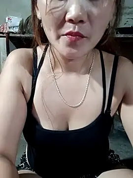 Snapshot of Emma-18h chatting on July 16, 2026, 12:35 pm Emma-18h online show from July 16, 2026, 12:35 pm