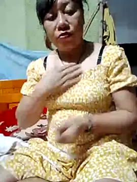 Snapshot of Moon_squirtt chatting on August 1, 2026, 2:48 pm Moon squirtt online show from August 1, 2026, 2:48 pm