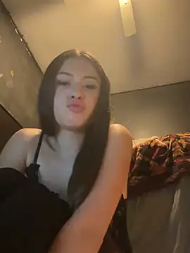 Snapshot of Yocelinluvv chatting on June 27, 2026, 5:24 am Yocelinluvv online show from June 27, 2026, 5:24 am