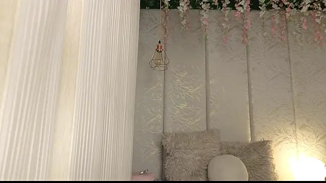 Snapshot of MiiaBloom_ chatting on July 7, 2026, 7:39 pm MiiaBloom online show from July 7, 2026, 7:39 pm