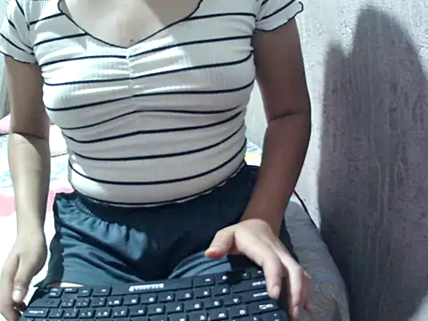 Snapshot of DeeVigan chatting on July 14, 2026, 10:43 am DeeVigan online show from July 14, 2026, 10:43 am