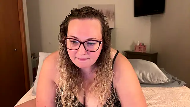 Snapshot of LivYourFantasy chatting on July 6, 2026, 3:46 am LivYourFantasy online show from July 6, 2026, 3:46 am