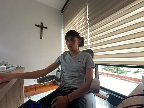 ItsJuanLuxxOficial online show from August 8, 2026, 6:59 pm