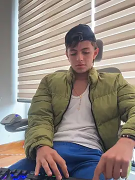 ItsJuanLuxxOficial online show from July 13, 2026, 4:50 pm