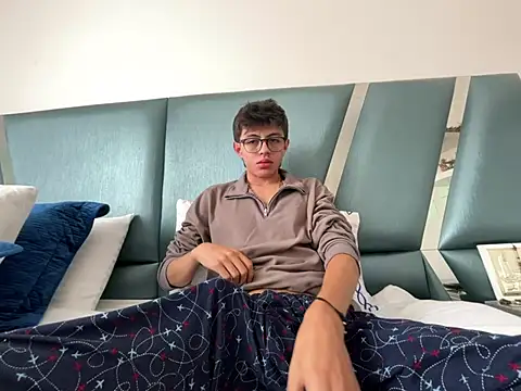 ItsJuanLuxxOficial online show from July 17, 2026, 5:32 pm