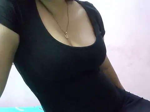 Snapshot of KIARA_THE__QUEEN chatting on July 17, 2026, 1:52 pm KIARA THE QUEEN online show from July 17, 2026, 1:52 pm