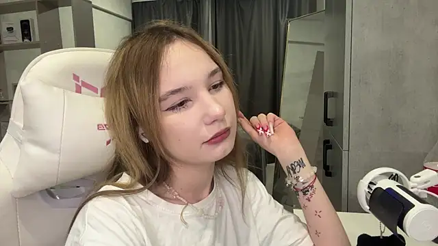 Snapshot of LittleMiaX chatting on July 20, 2026, 7:16 pm LittleMiaX online show from July 20, 2026, 7:16 pm