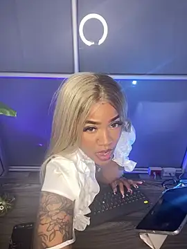 Snapshot of riri_brunnete chatting on June 3, 2026, 4:35 am riri brunnete online show from June 3, 2026, 4:35 am