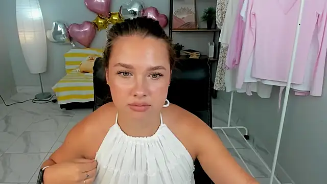 Snapshot of RoseJones chatting on July 27, 2026, 1:18 pm RoseJones online show from July 27, 2026, 1:18 pm
