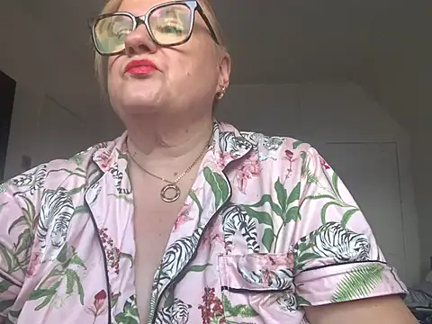 Snapshot of ExperiencedCurvyBelle chatting on August 6, 2026, 6:03 pm ExperiencedCurvyBelle online show from August 6, 2026, 6:03 pm