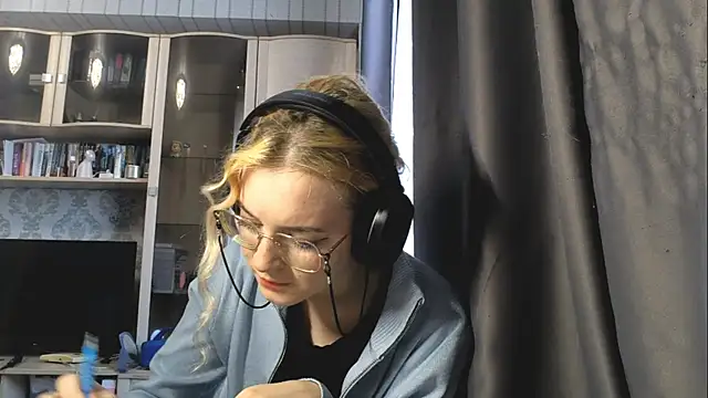 Adelinetre online show from July 30, 2026, 3:55 pm
