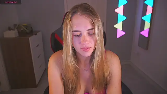 DanikaDillan online show from July 26, 2026, 1:01 am