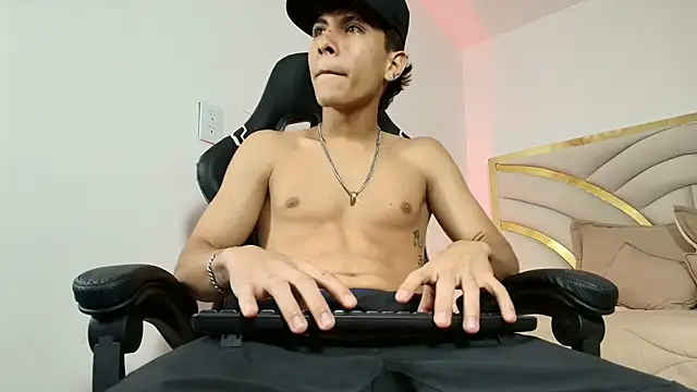 Snapshot of Ryaan_Stone chatting on August 1, 2026, 8:07 pm Ryaan Stone online show from August 1, 2026, 8:07 pm