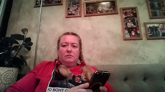 HappyCurvyMama online show from August 5, 2026, 5:29 pm