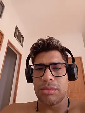 Looiis online show from June 22, 2026, 4:04 pm