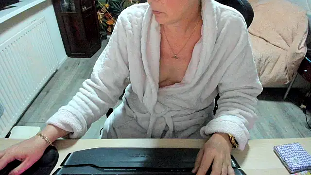 minoesje37 online show from March 13, 2025, 8:43 pm