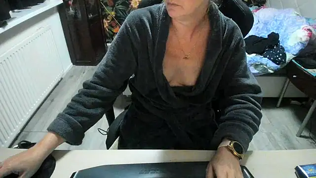 minoesje37 online show from September 28, 2025, 7:21 pm