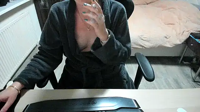 minoesje37 online show from March 15, 2025, 8:32 pm