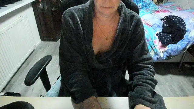 minoesje37 online show from November 10, 2025, 8:25 pm