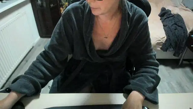 minoesje37 online show from October 18, 2025, 7:16 pm