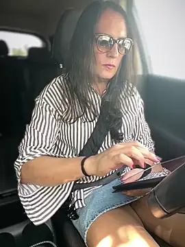 Snapshot of Chic_desire chatting on April 26, 2026, 2:14 pm Chic desire online show from April 26, 2026, 2:14 pm