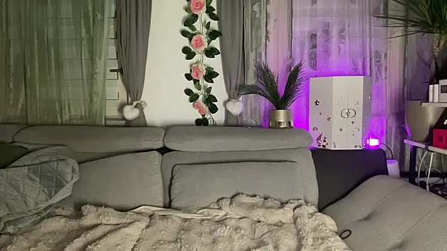 Monageil online show from October 14, 2025, 6:41 pm