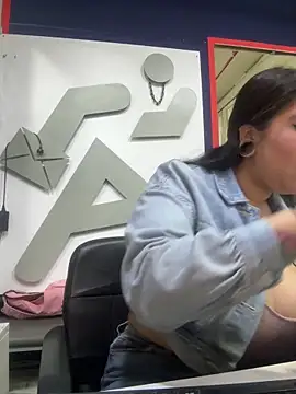 emilyjohanson online show from November 22, 2025, 5:34 pm