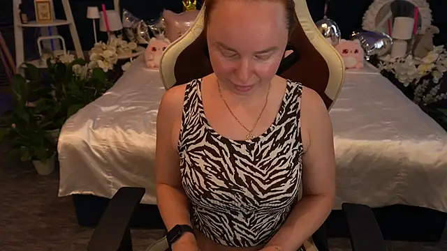 MiaRedFox online show from June 13, 2026, 12:03 pm