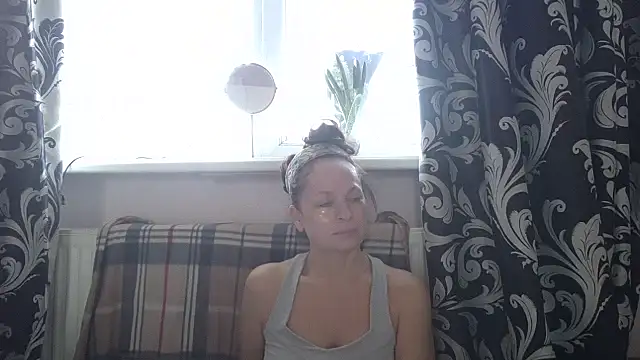 Snapshot of LindaStarS chatting on March 8, 2026, 6:17 am LindaStarS online show from March 8, 2026, 6:17 am