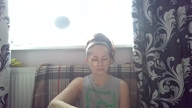 Snapshot of LindaStarS chatting on March 5, 2026, 5:37 am LindaStarS online show from March 5, 2026, 5:37 am