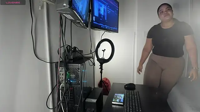 moonsweet1 online show from May 14, 2026, 6:27 pm