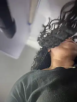 yanza2002 online show from February 4, 2025, 11:38 pm