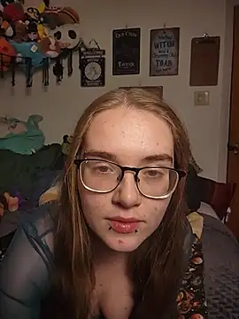 Izzy Hellbourne online show from June 19, 2026, 2:39 am