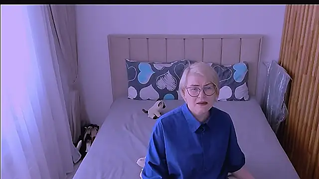 sabrinamacmarren online show from April 20, 2026, 1:03 pm