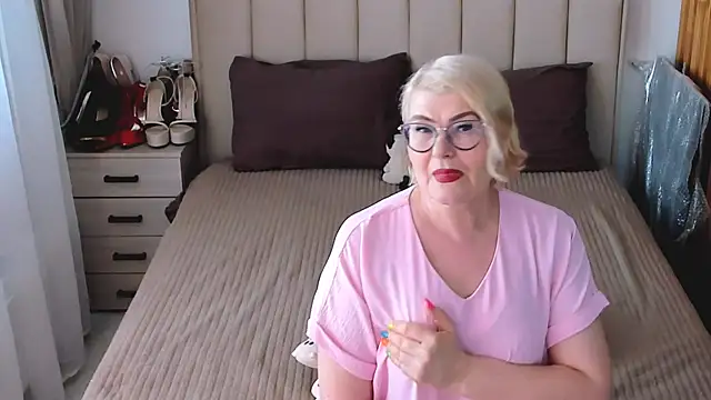 sabrinamacmarren online show from July 13, 2026, 1:43 pm